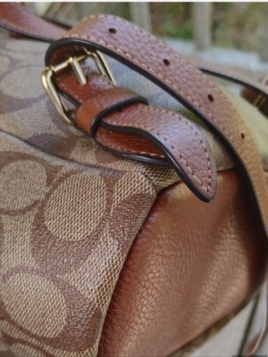 coach backpack tan and brown Crafted of Signature coated canvas and refined pebble leather this everyday backpack for women features a roomy interior double zip closure and an outside zip pocket Coach Women's Turnlock Backpack Honey